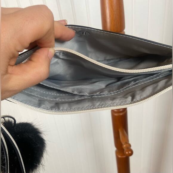 3 Guess Purse Bundle – Handbag, Quilted Crossbody & White Wristlet - Picture 8 of 13